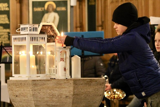 Bild: Das Friedenslicht in der Marktkirche in Bad Langensalza