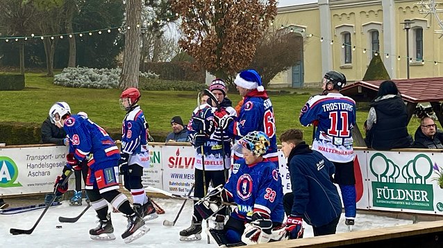 Bild: Th&uuml;ringer Eishockeymeister auf der Eisbahn in Bad Langensalza