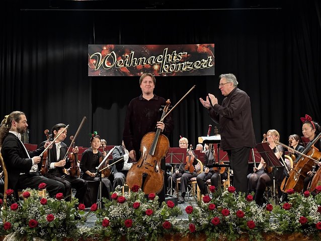 Bild: Alexey Stadler brillierte am Violoncello: Da applaudierte selbst der Dirigent des Abends Russel Harris