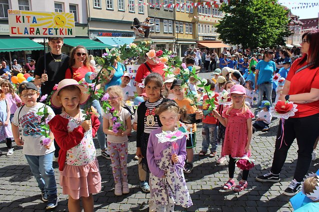 Bild: Kinder beim Brunnenfest in Bad Langensalza
