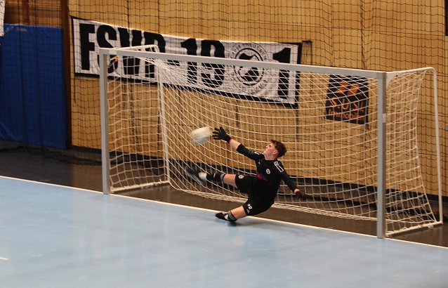 Bild: Julien Patzer im Preu&szlig;en-Tor konnte sich auch beim Neunmeterschie&szlig;en im Halbfinale auszeichnen. Am Ende reichte es f&uuml;r seine Farben zu Platz 3