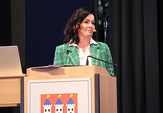 Bild: Kurdirektorin von Bad Langensalza, Katja Rudolph auf der B&uuml;hne des KKZ.
