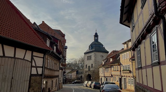 Bild: Altstadtstra&szlig;e in M&uuml;hlhausen mit Wehrturm der Stadtmauer.