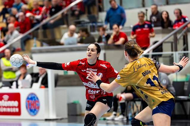 Bild: Zwei Handballerinnen