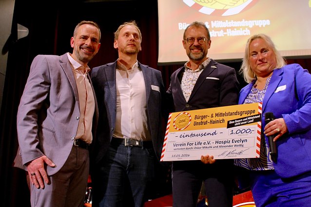 Bild: Vier Personen mit Spendenschek &uuml;ber 1000 Euro