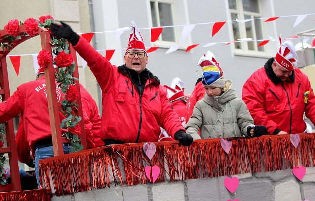 Bild: Feiernde Menschen beim Faschingsumzug