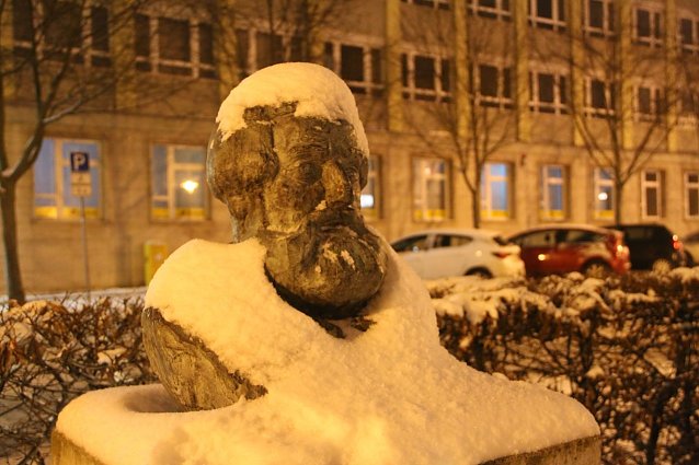 Bild: Eine schneebedeckte B&uuml;ste am Lutherplatz in Nordhausen
