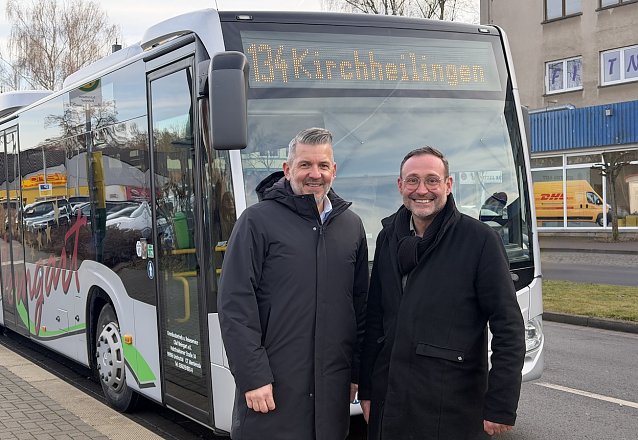 Bild: Zwei M&auml;nner vor einem Bus