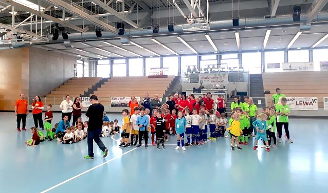 Bild: Viele kleine Kinder in einer Turnhalle