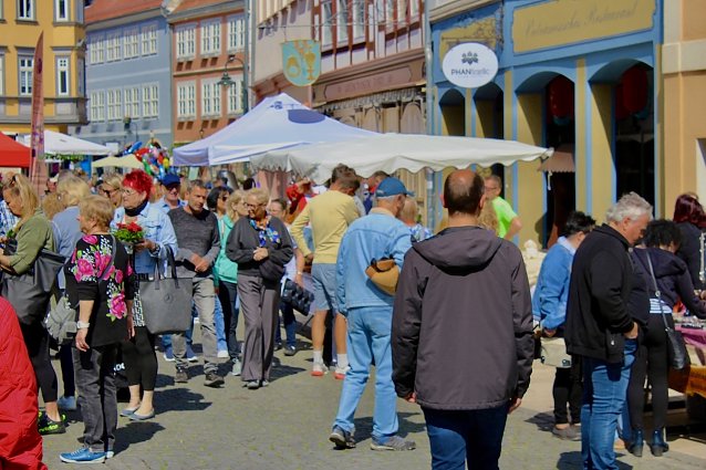 Bild: Menschen auf einem Fest
