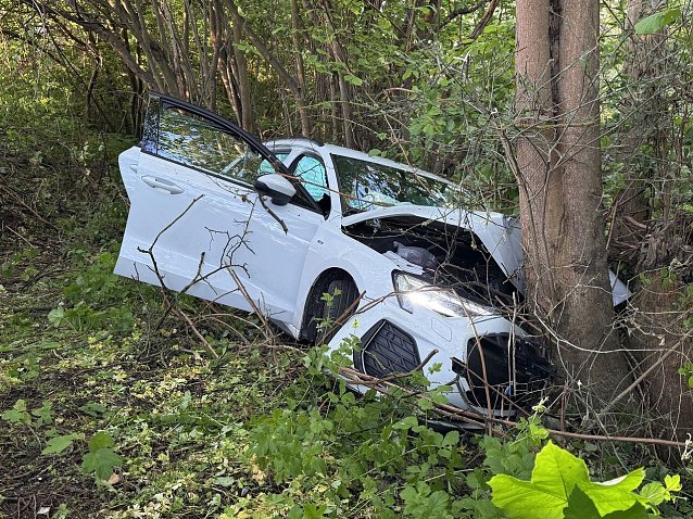 Bild: Wei&szlig;er Audi  an einem Baum nach Unfall