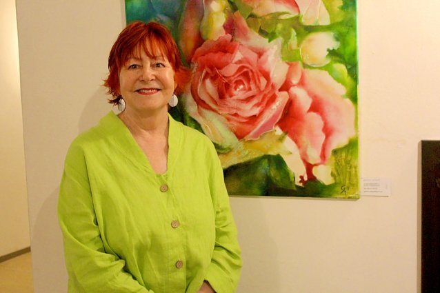 Bild: Frau vor einen Rosengem&auml;lde