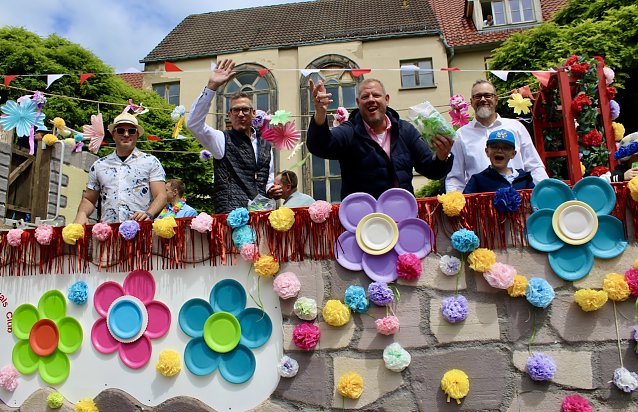 Bild: Feiernde Menschen