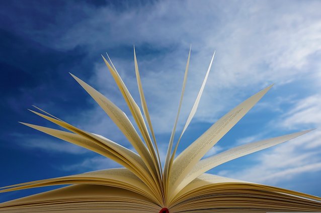 Bild: Aufgeschlagenes Buch - Hintergrund Himmel