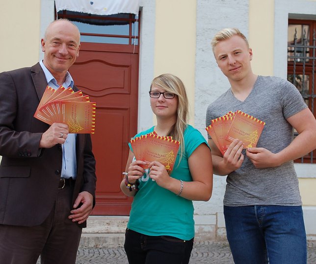Bild: Kirmes-Guide &uuml;bergeben