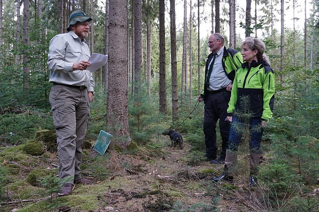 Bild: Birgit Keller informiert sich im Wald