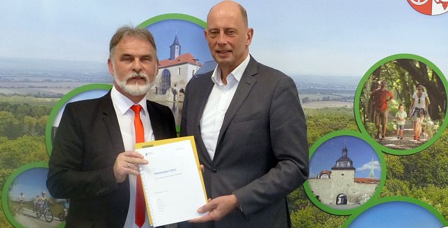 Bild: Masterplan &uuml;bergeben