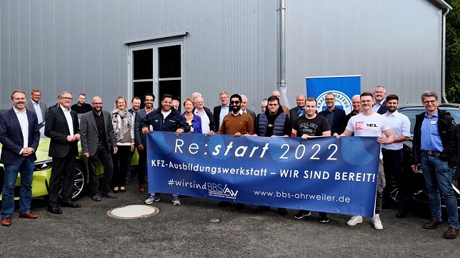 Bild: Re-Start der Ausbildungswerkstatt mit Auszubildenden, Lehrern und Sponsoren