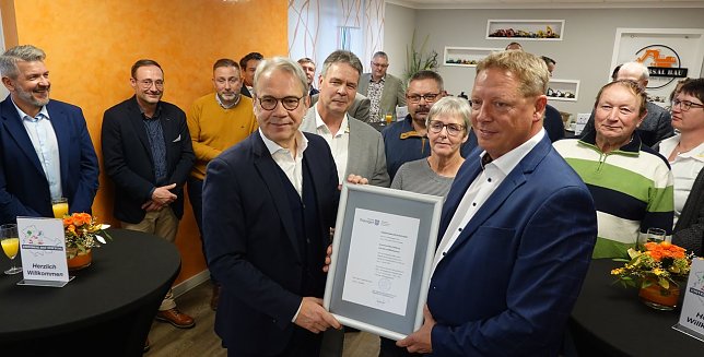 Bild: Innenminister Georg Maier &uuml;bergibt Urkunde an Robert B&ouml;hm (rechts)