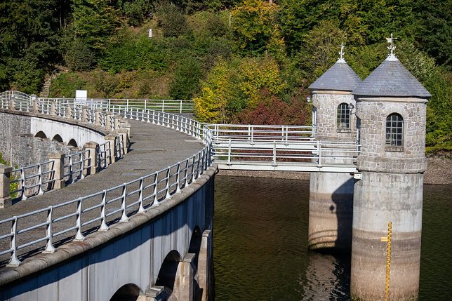 Bild: Talsperre Neustadt mit Staumauer und Wasserentnahmet&uuml;rmen