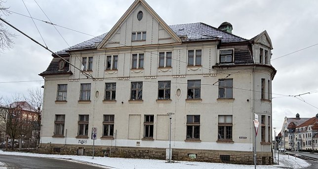 Bild: Mehrere Fenster des Geb&auml;udes an der Grimmelallee in Nordhausen wurden eingeworfen.