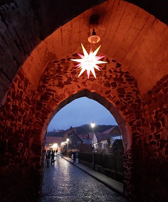 Bild: Advent auf den H&ouml;fen in Neustadt/Harz - Wundersch&ouml;ner Torbogen