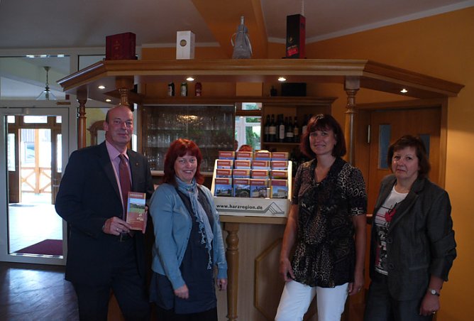 Pr&auml;sentation Faltblatt Geopark (Foto: Tobias Wendehost)