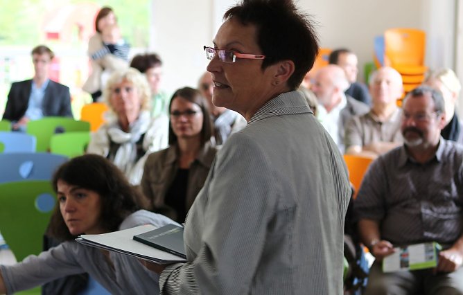 Edith Baars stellt die Objekte vor (Foto: nnz)