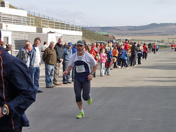 Lauf auf der Autobahn A71 (Foto: Berglaufverein) Lauf auf der Autobahn A71 (Foto: Berglaufverein)