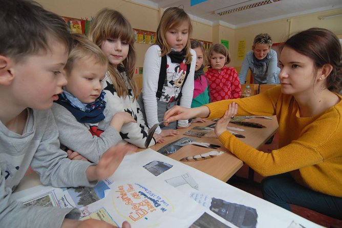 Sch&uuml;ler der Patenwaldschule Rodeberg/Struth entdecken mit  F&ouml;J-lerin Sophie Kilies die Vogelarten beider Weltnaturerbest&auml;tten. (Foto: Lisa M&auml;der)