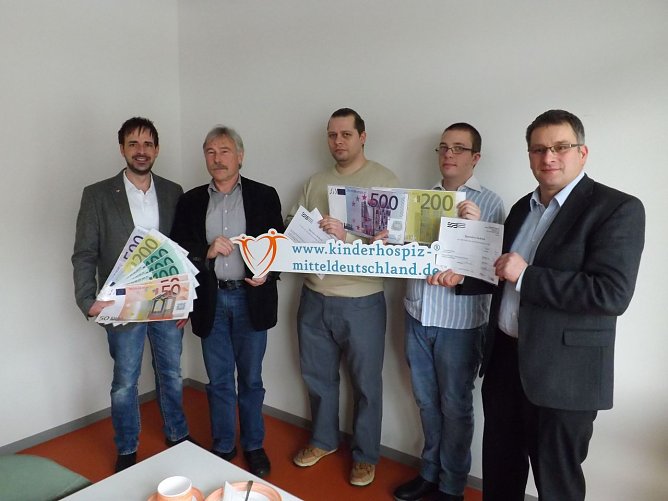 Bildunterschrift: Symbolische Spenden&uuml;bergabe: Alexander Wettig, Dr. Norbert Boyan, zwei Patienten des MRV und Klinikseelsorger Tobias Warnecke. (v. l.).  (Foto: Foto: mix)