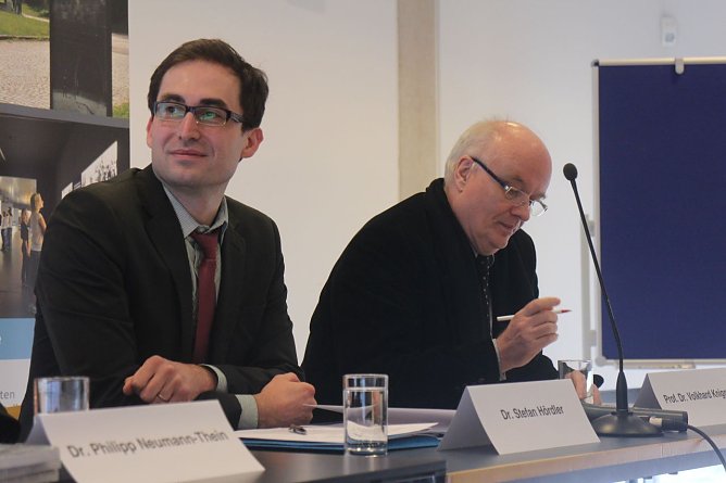 Der neue Leiter der KZ Gedenkst&auml;tte Mittelbau-Dora, Dr. Stefan H&ouml;rdler zusammen mit Prof. Dr. Volkhardt Knigge (Foto: Angelo Glashagel)