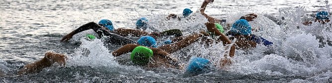 Start des letztj&auml;hrigen Einsteiger-Wettbewerbs. &Uuml;ber die selbe Distanz werden sich in diesem Jahr auch die Staffeln im Firmen-Triathlon messen. (Foto:  Anton Lehmkuhl)