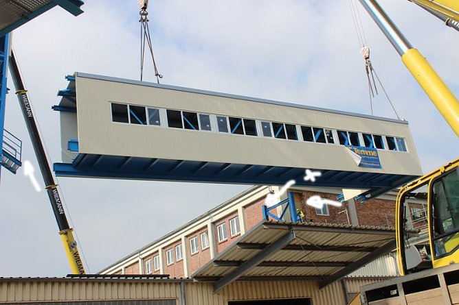Neue Seilfahrtsbr&uuml;cke wird montiert (Foto: Karl-Heinz Herrmann)