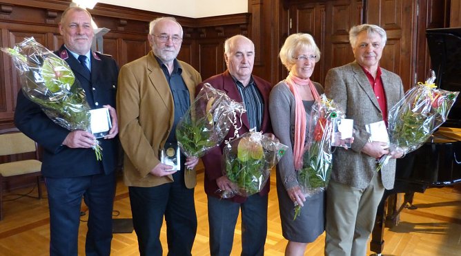 Preistr&auml;ger und Laudatoren fanden sich zu einem Gruppenbild zusammen. (Foto: Foto: Landratsamt)