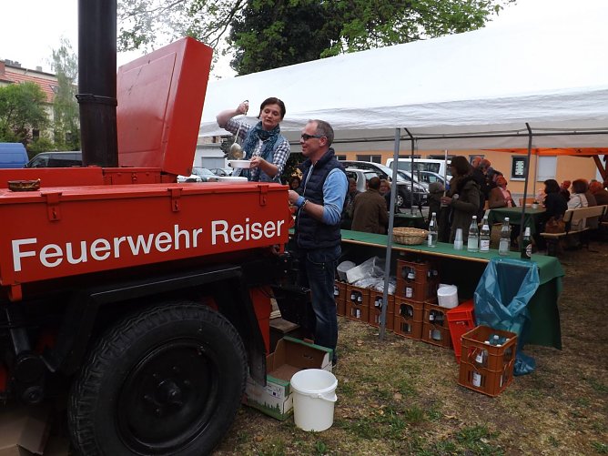 Kulinarischer H&ouml;hepunkt des Nachmittages war der Sonntagseintopf aus der Gulaschkanone, gereicht von Diana Fl&ouml;tenmeier und Heiko Scholz. (Foto: Foto: Mix)