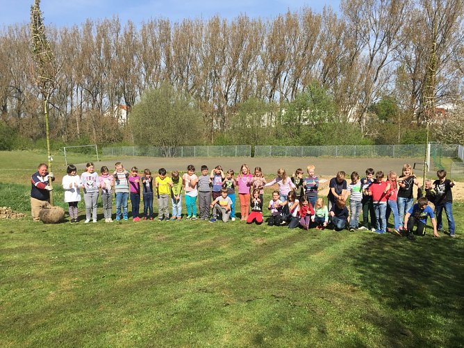 Bis die B&auml;ume Platz auf dem Schulhof finden, werden sie erst einmal in der Nachbarschaft aufgestellt. (Foto: Foto: Landratsamt)