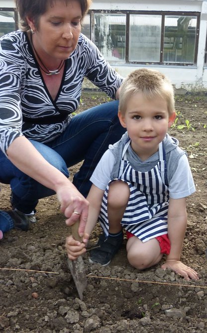Der junge Mann machte sich gut als k&uuml;nftiger G&auml;rtner.  (Foto: Foto: Landratsamt)
