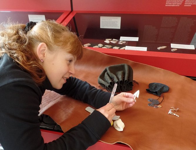 Anke Weisbrich, Mitarbeiterin der M&uuml;hlh&auml;user Museen, probiert schon mal die neuen Forscher-Werkzeuge f&uuml;r die Mitmach-Stationen aus.  (Foto: Foto: Sarah L&ouml;sel, Rechte: M&uuml;hlh&auml;user Museen)