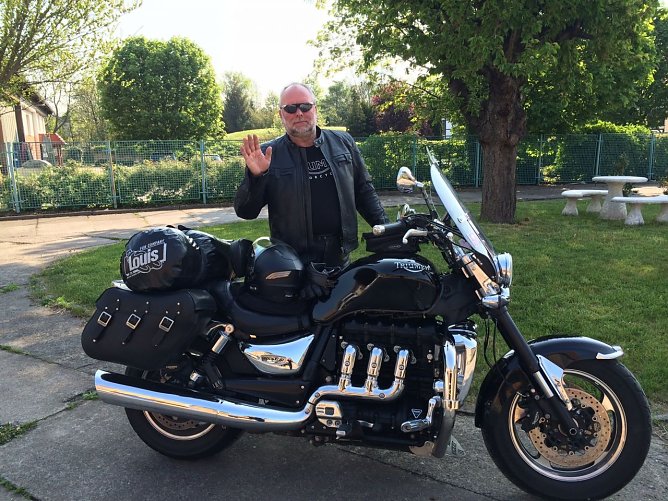J&uuml;rgen Stude mit seiner Maschine, der Triumph Rocket III. (Foto: Foto: privat)