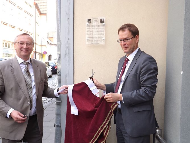 Evgeni Scholl und Oberb&uuml;rgermeister Dr. Johannes Bruns enth&uuml;llen die Gedenktafel in der R&ouml;blingstra&szlig;e. (Foto: Foto: Mix)