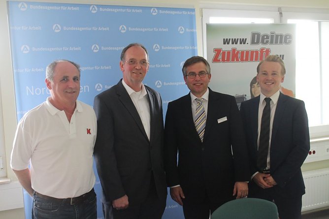 v.l.: die Spediteure Ralf B&ouml;ttcher und Dieter Redemann, Agenturleiter Karsten Frob&ouml;se und Marcel K&uuml;bler vom Berufsbildungszentrum Verkehr (Foto: Angelo Glashagel)