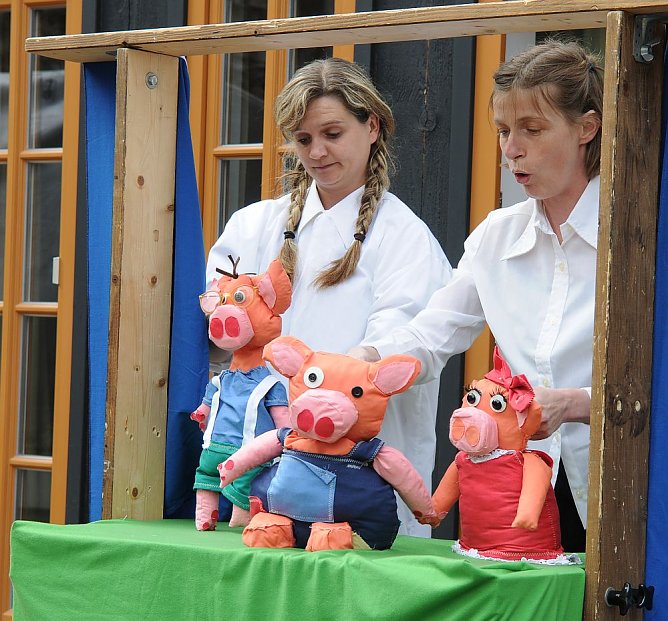 Diana Fl&ouml;tenmeier und Astrid Bang hauchen den Schweinchen Leben ein.  (Foto: Foto: 3k)
