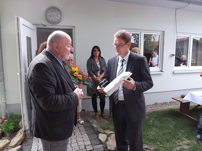 Gerd Fisch&eacute;r, der Vorsitzende des Landestierschutzbundes, &uuml;bergab die Auszeichnung an M&uuml;hlhausens Oberb&uuml;rgermeister. (Foto: Foto: Mix)