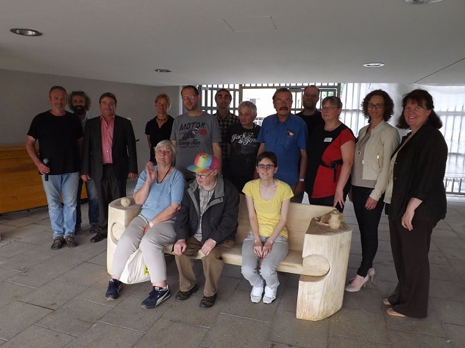 Die Mitglieder der Lebenshilfe in Worbis freuen sich &uuml;ber das neue Sofa aus Eichenholz. Mit dabei (3. v. l.) auch der Landtagsabgeordnete J&ouml;rg Kubitzki (LINKE).  (Foto: Foto: Mix)