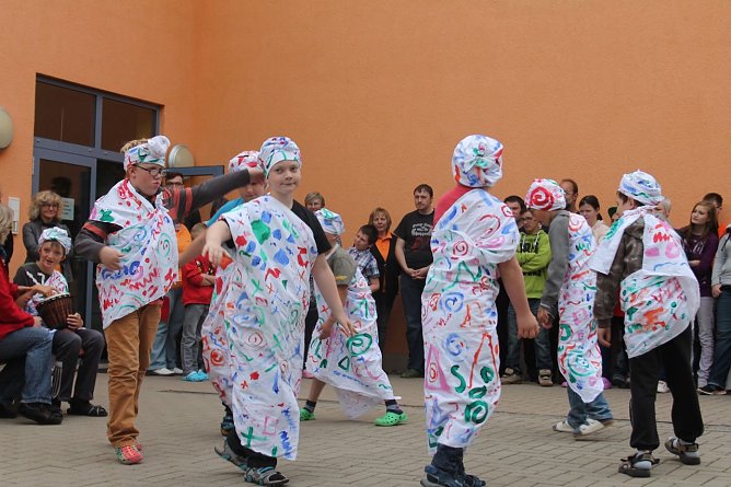 Zum Abschluss f&uuml;hrten die Sch&uuml;lerInnen der Tanz AG eine einstudierte Choreographie auf. (Foto: Foto: Thepra)