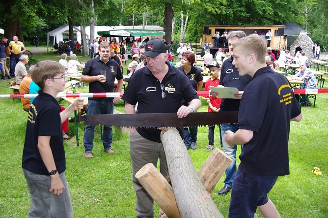 Das Holzs&auml;gen ist ein traditioneller Wettbewerb der M&uuml;hlh&auml;user Holzfahrt. (Foto: Foto: Glenn Meyer)