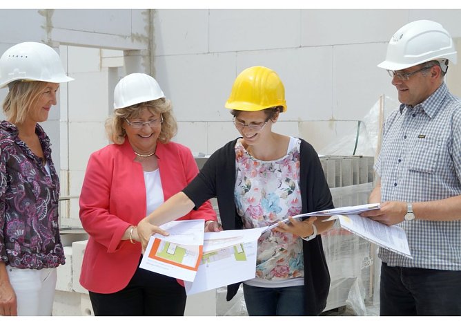 Die Landtagsabgeordnete Annette Lehmann informiert sich &uuml;ber die Bauarbeiten an der THEPRA-Schule (Foto: Foto: privat)