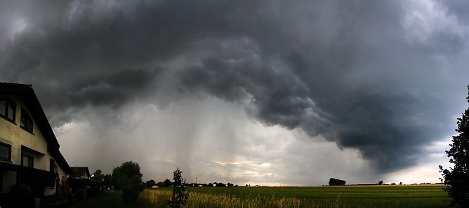 Ausgepr&auml;gte B&ouml;enfont in Verbindung mit einer Gewitterzelle im hessischen Langstadt (Foto: DWD/Uwe Bachmann)