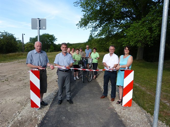 Erfreut &uuml;ber die schnelle Fertigstellung des Abschnittes von Kirchheilingen bis Kleinwelsbach waren gestern Abend (v. l.) Klaus Schwarzkopf, Harald Zanker, Dietmar Steinecke und Heike Kahnert. (Foto: Foto: Landratsamt)